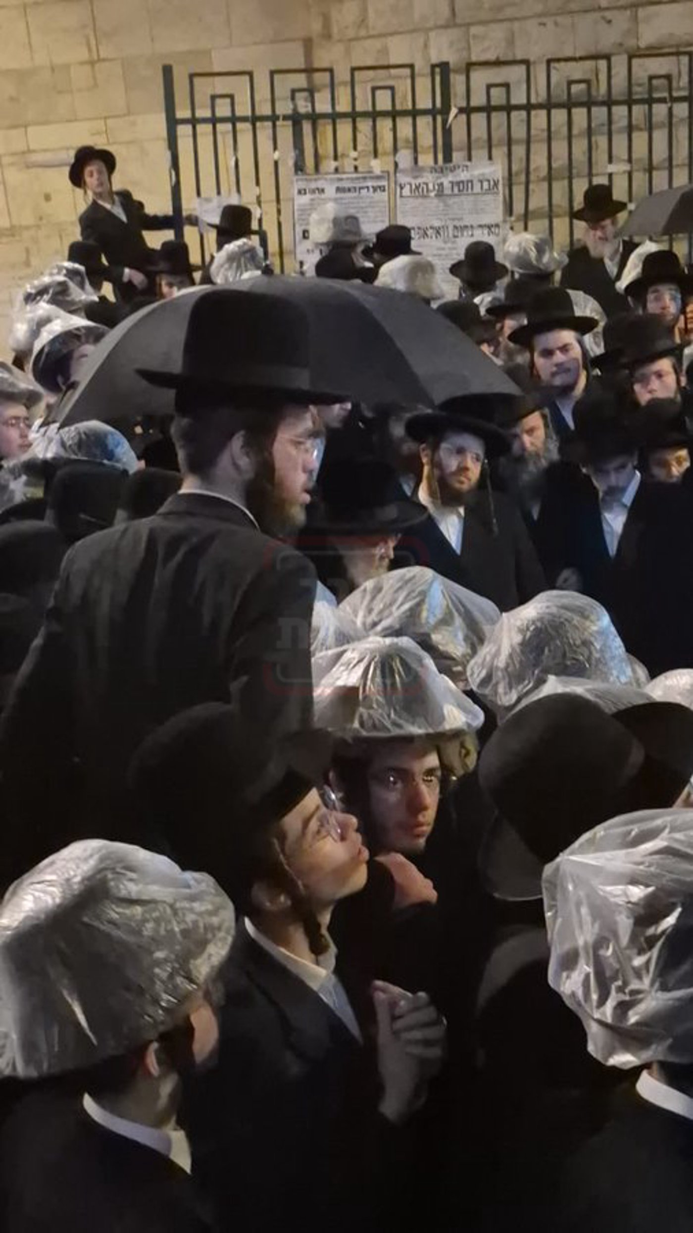 זיידל'ע חובק עולם | מהמסוק בראדומסק ועד הסוכריות בבעלזא!