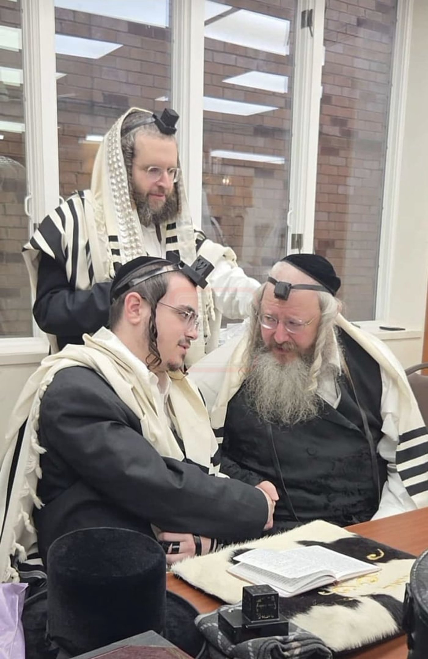 זיידל'ע חובק עולם | מהמסוק בראדומסק ועד הסוכריות בבעלזא!