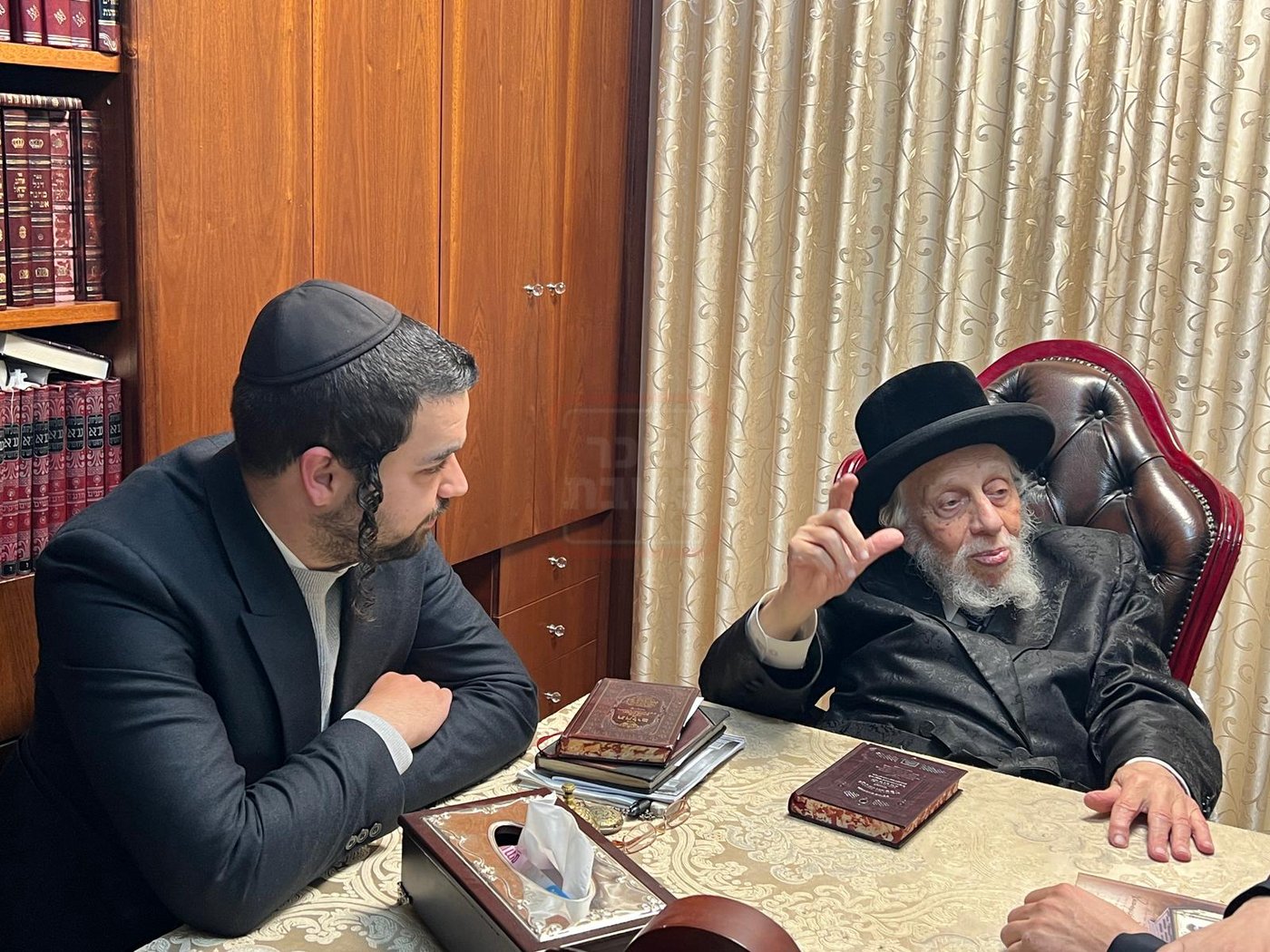 זיידל'ע חובק עולם | מהמסוק בראדומסק ועד הסוכריות בבעלזא!