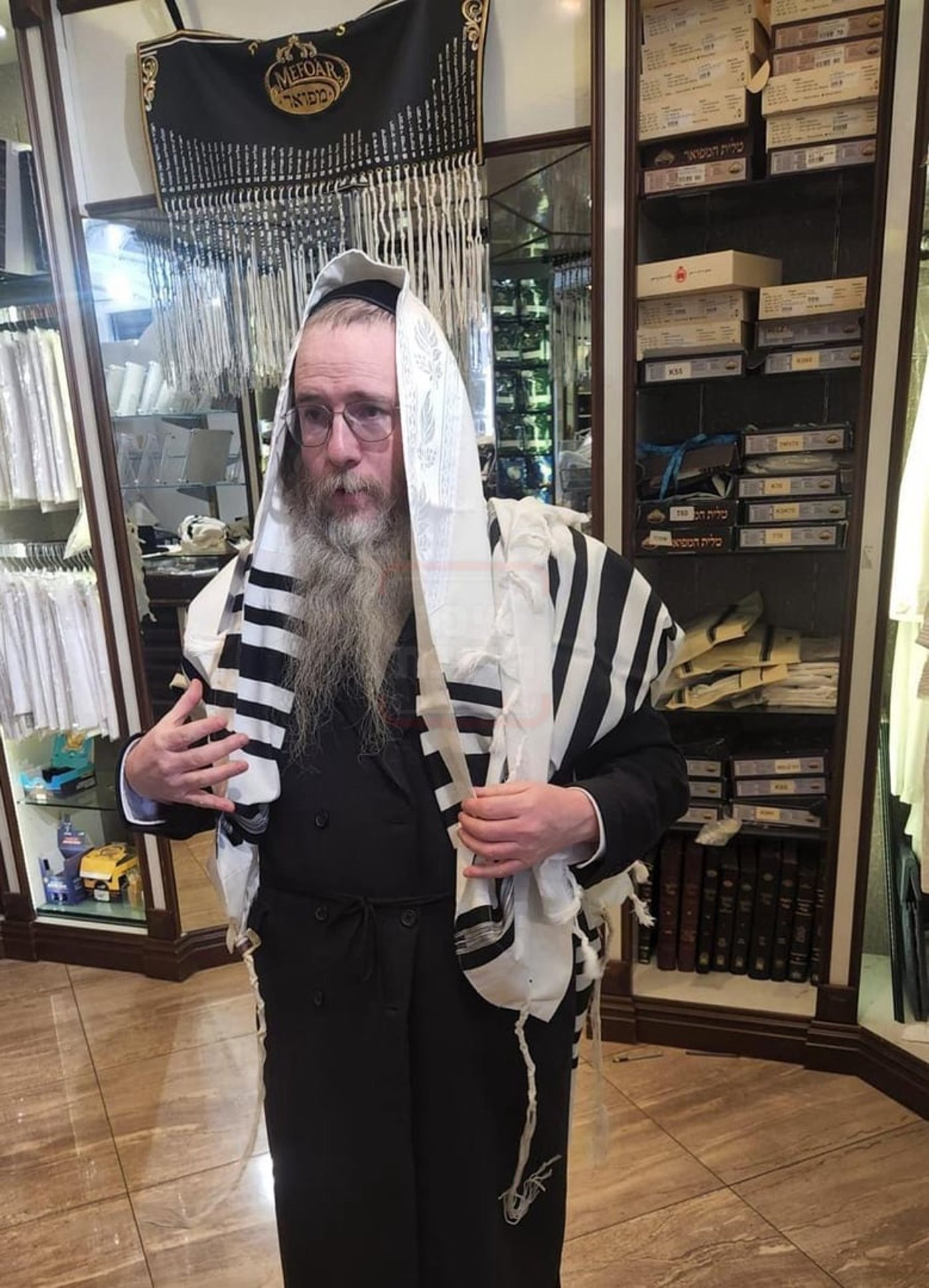 זיידל'ע חובק עולם | מהמסוק בראדומסק ועד הסוכריות בבעלזא!