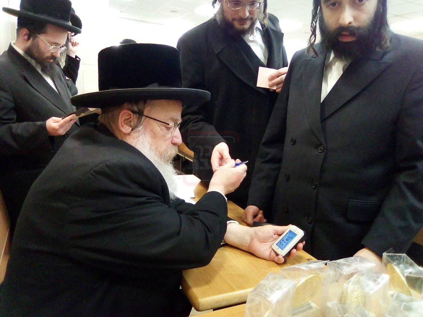 זיידל'ע חובק עולם | מהמסוק בראדומסק ועד הסוכריות בבעלזא!