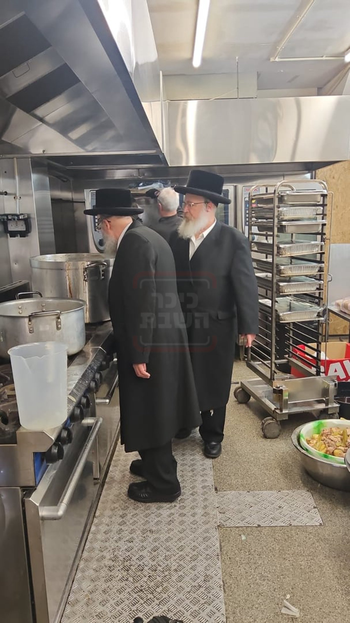 זיידל'ע חובק עולם | מהמסוק בראדומסק ועד הסוכריות בבעלזא!