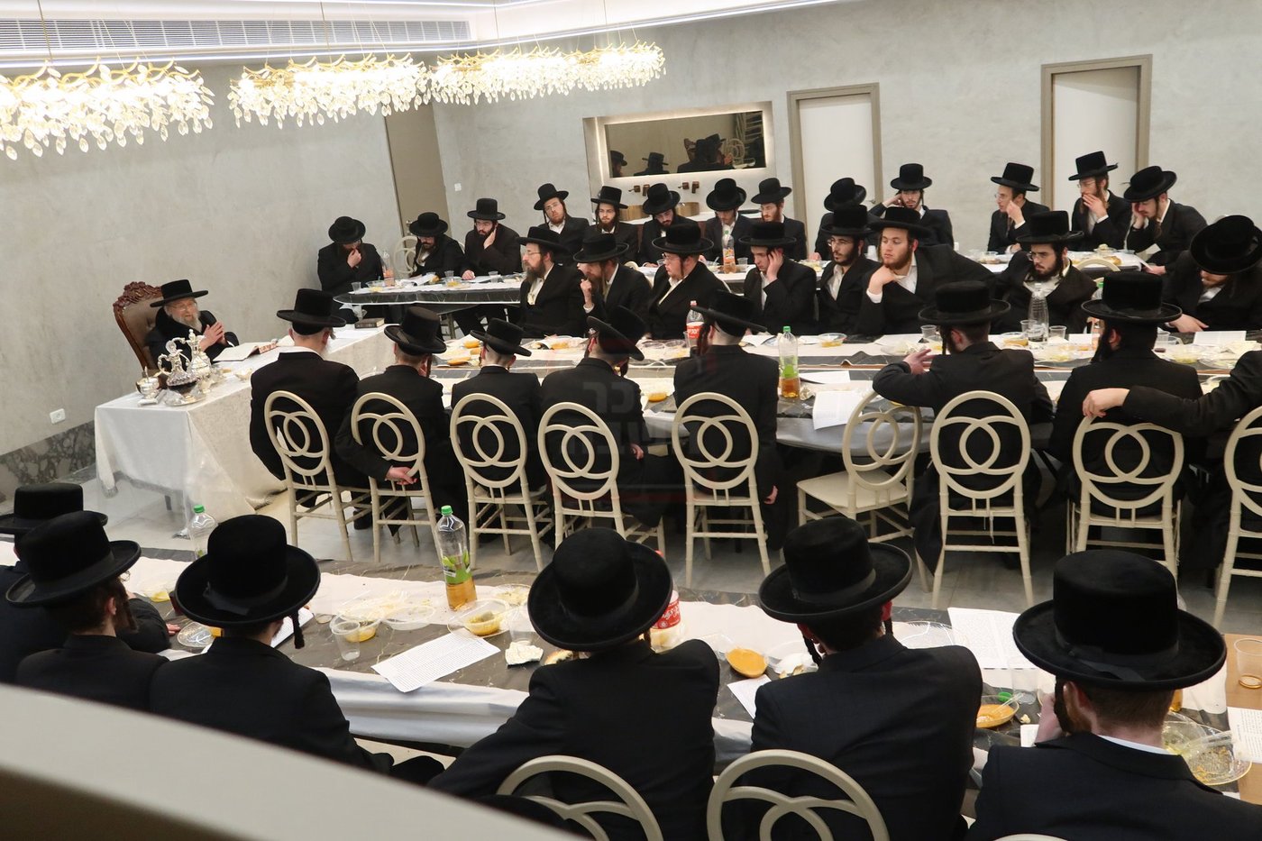 סעודת ראש חודש בפינסק קרלין