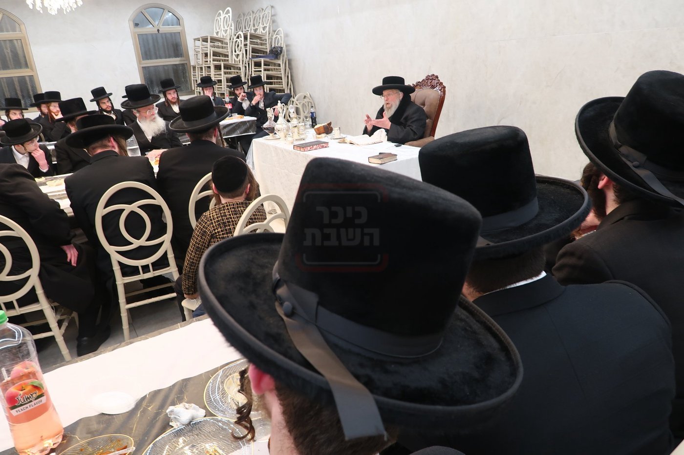 סעודת ראש חודש בפינסק קרלין