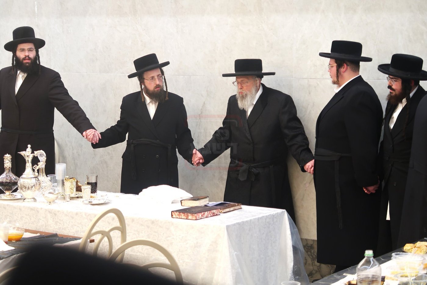 סעודת ראש חודש בפינסק קרלין