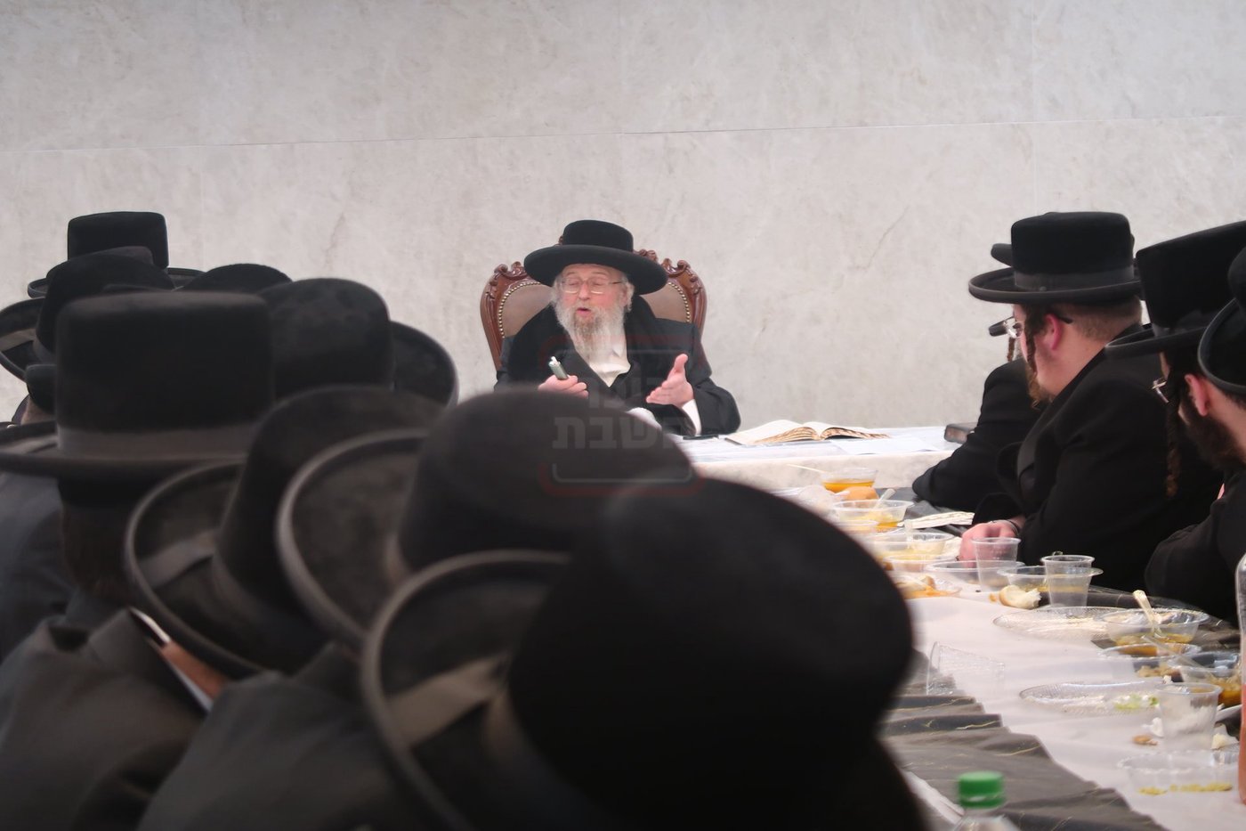 סעודת ראש חודש בפינסק קרלין