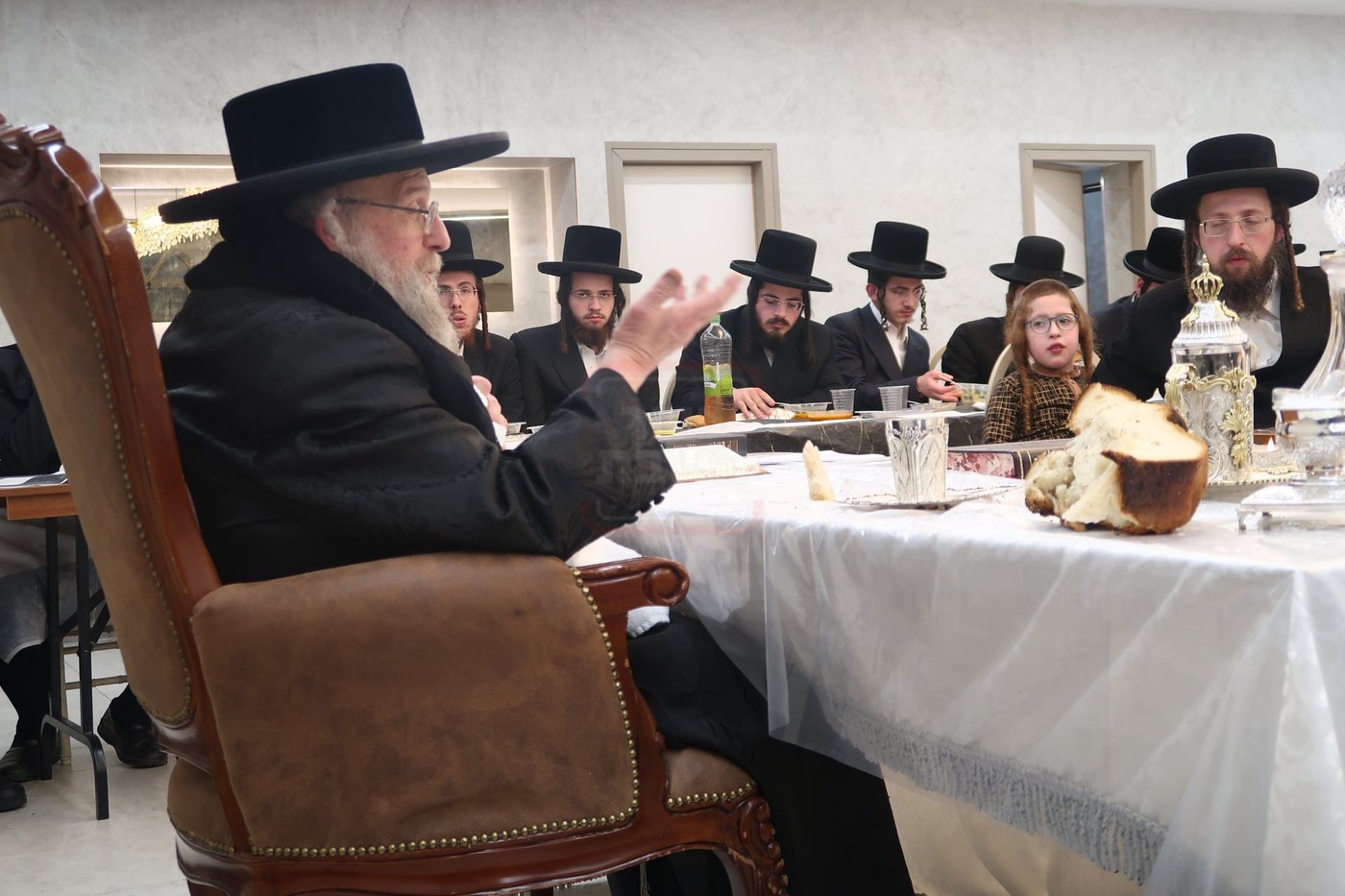 סעודת ראש חודש בפינסק קרלין