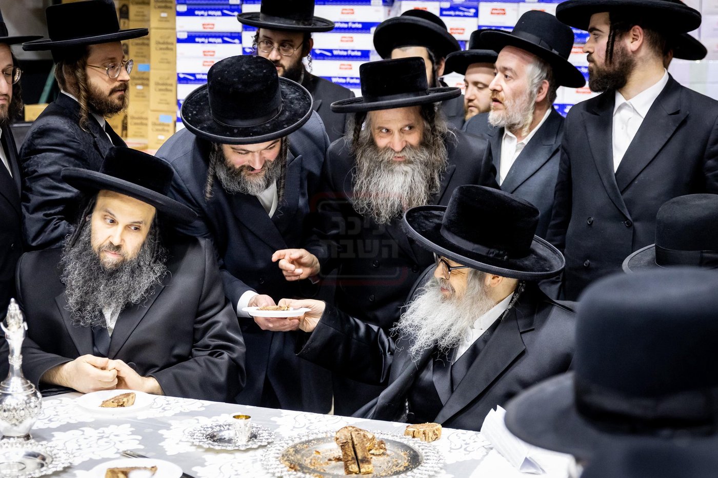 האדמו"רים מסאטמר בקביעות מזוזה בחנות החדש "מיטב" בוויליאמסבורג 