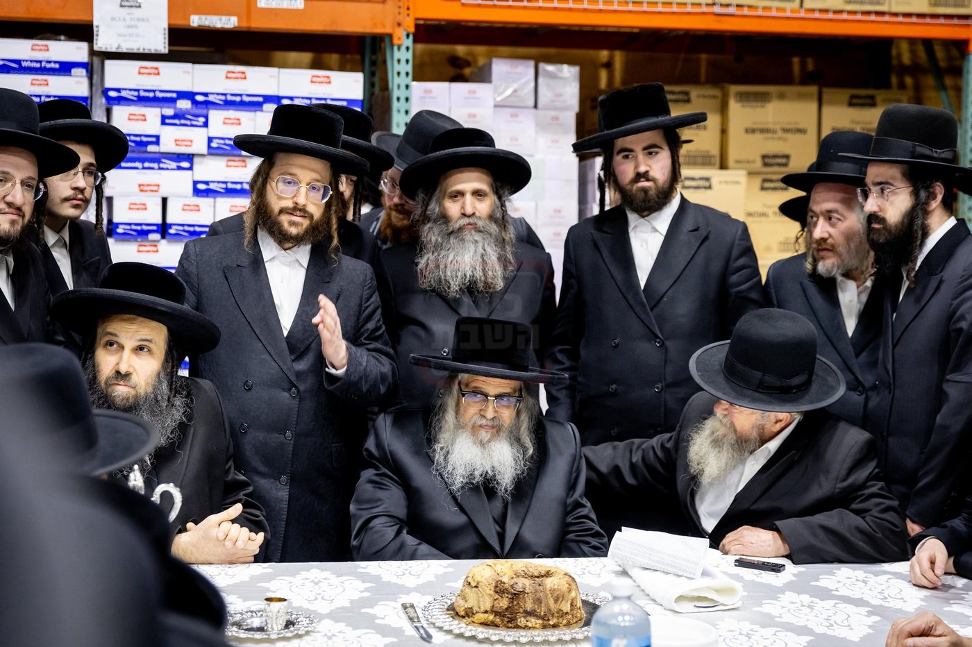 האדמו"רים מסאטמר בקביעות מזוזה בחנות החדש "מיטב" בוויליאמסבורג 