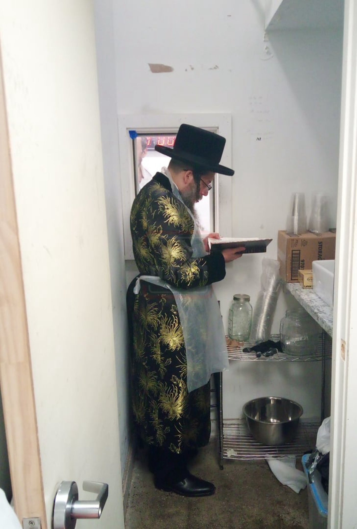 האדמו"ר מסקולען לייקווד באפיית מצות