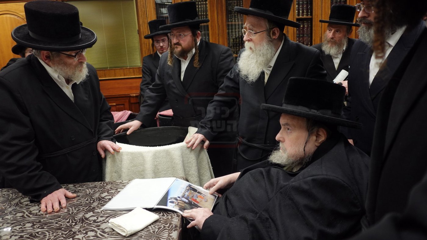 האדמו"ר מבעלזא בבדיקת הדגים לקראת פסח