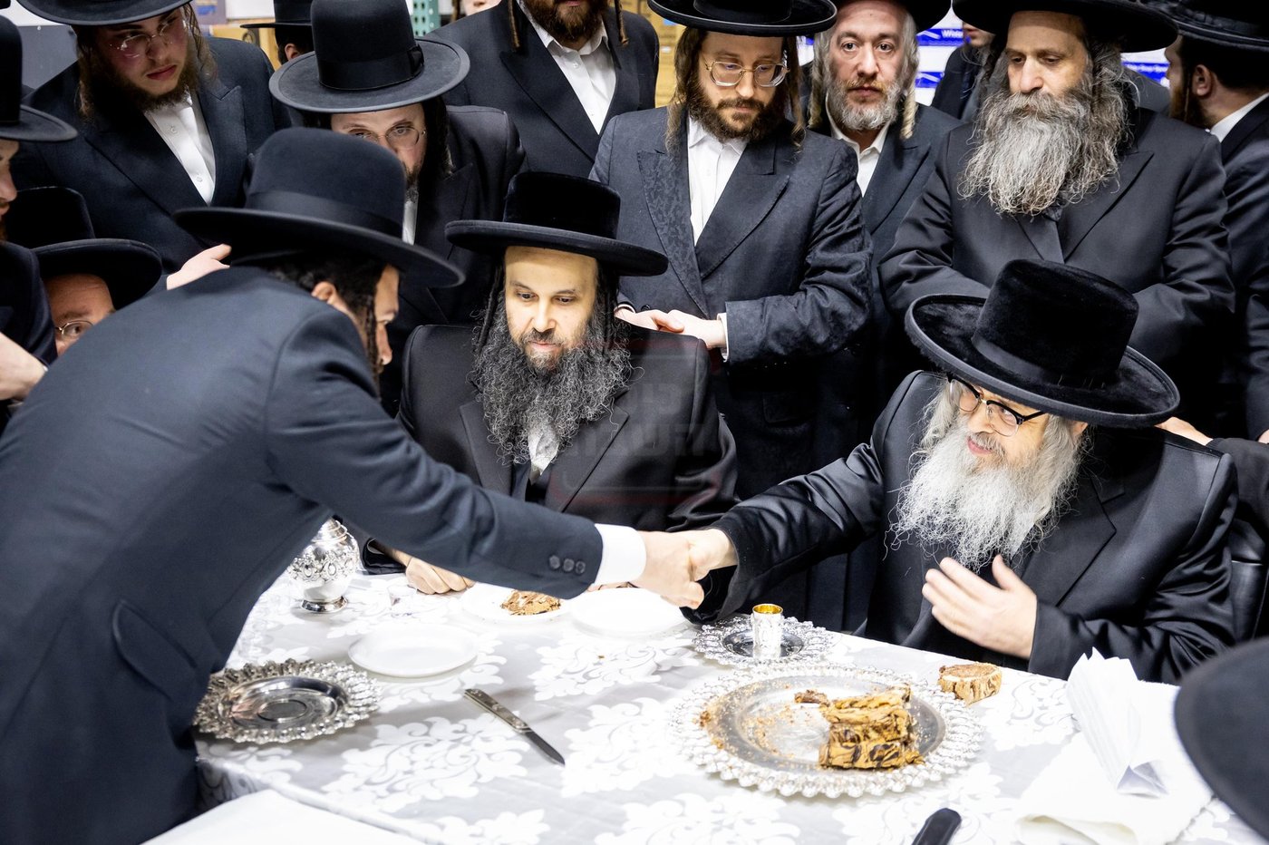 האדמו"רים מסאטמר בקביעות מזוזה בחנות החדש "מיטב" בוויליאמסבורג 