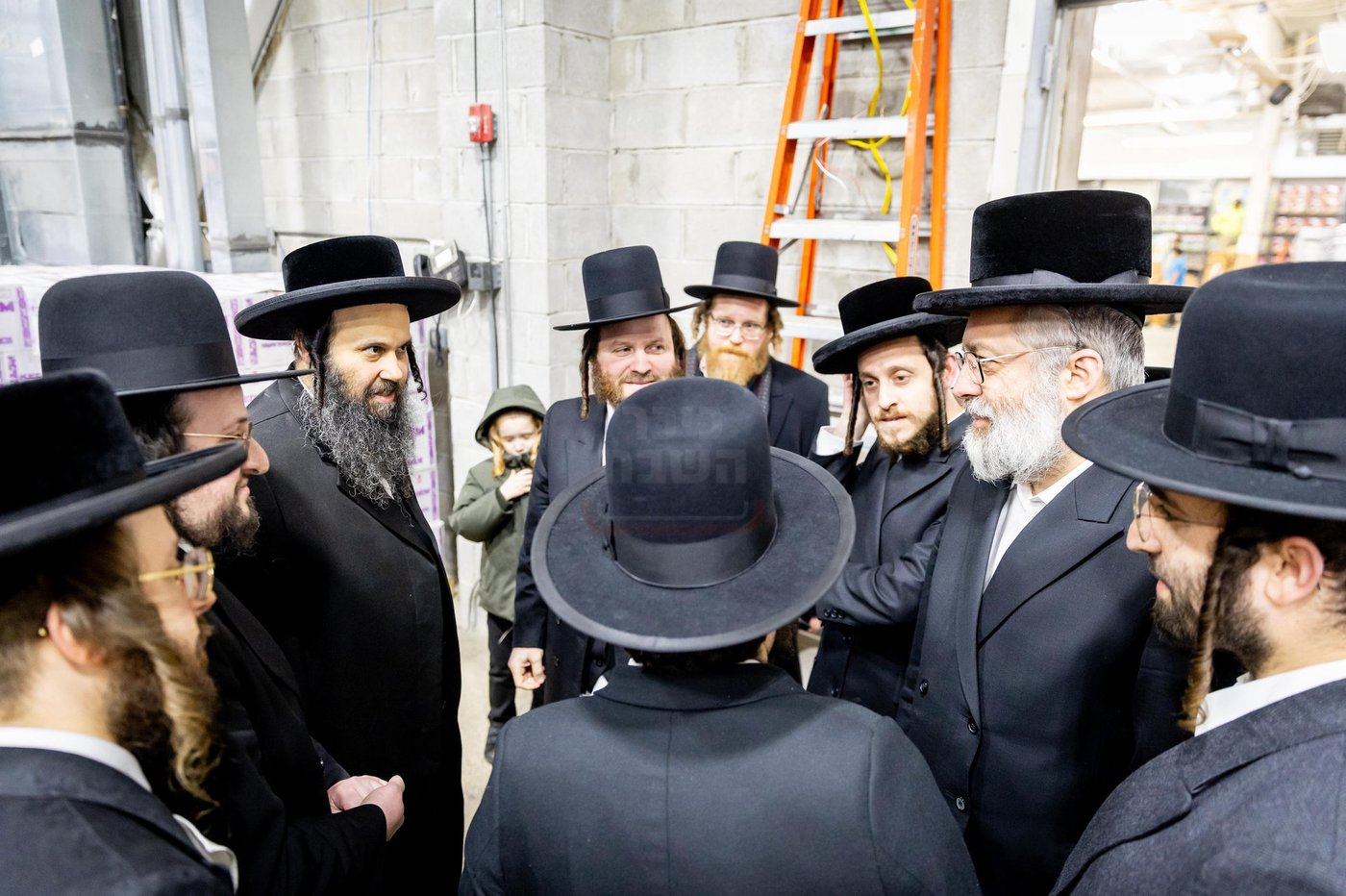 האדמו"רים מסאטמר בקביעות מזוזה בחנות החדש "מיטב" בוויליאמסבורג 