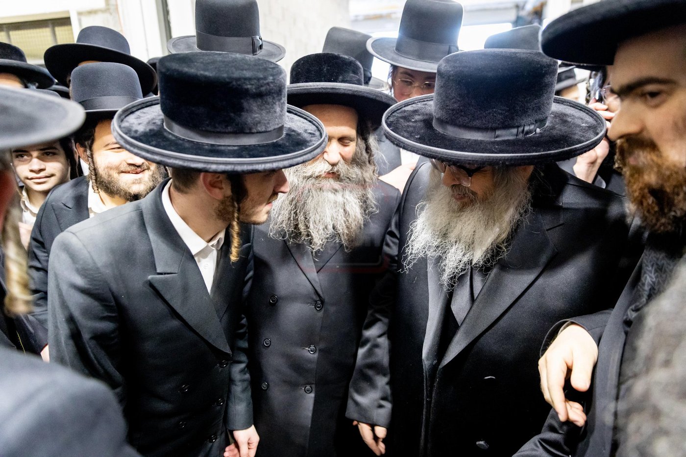 האדמו"רים מסאטמר בקביעות מזוזה בחנות החדש "מיטב" בוויליאמסבורג 