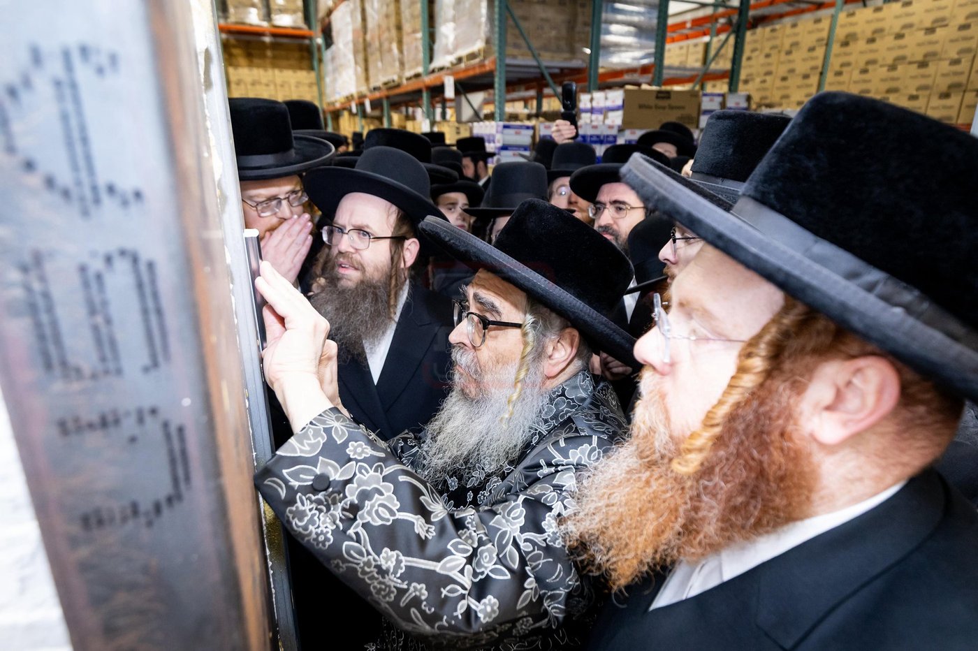 האדמו"רים מסאטמר בקביעות מזוזה בחנות החדש "מיטב" בוויליאמסבורג 