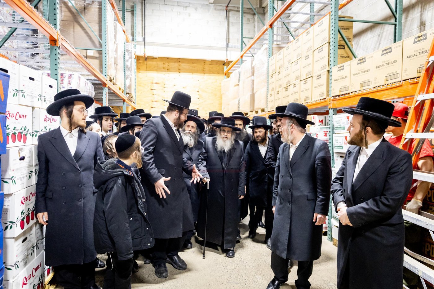 האדמו"רים מסאטמר בקביעות מזוזה בחנות החדש "מיטב" בוויליאמסבורג 