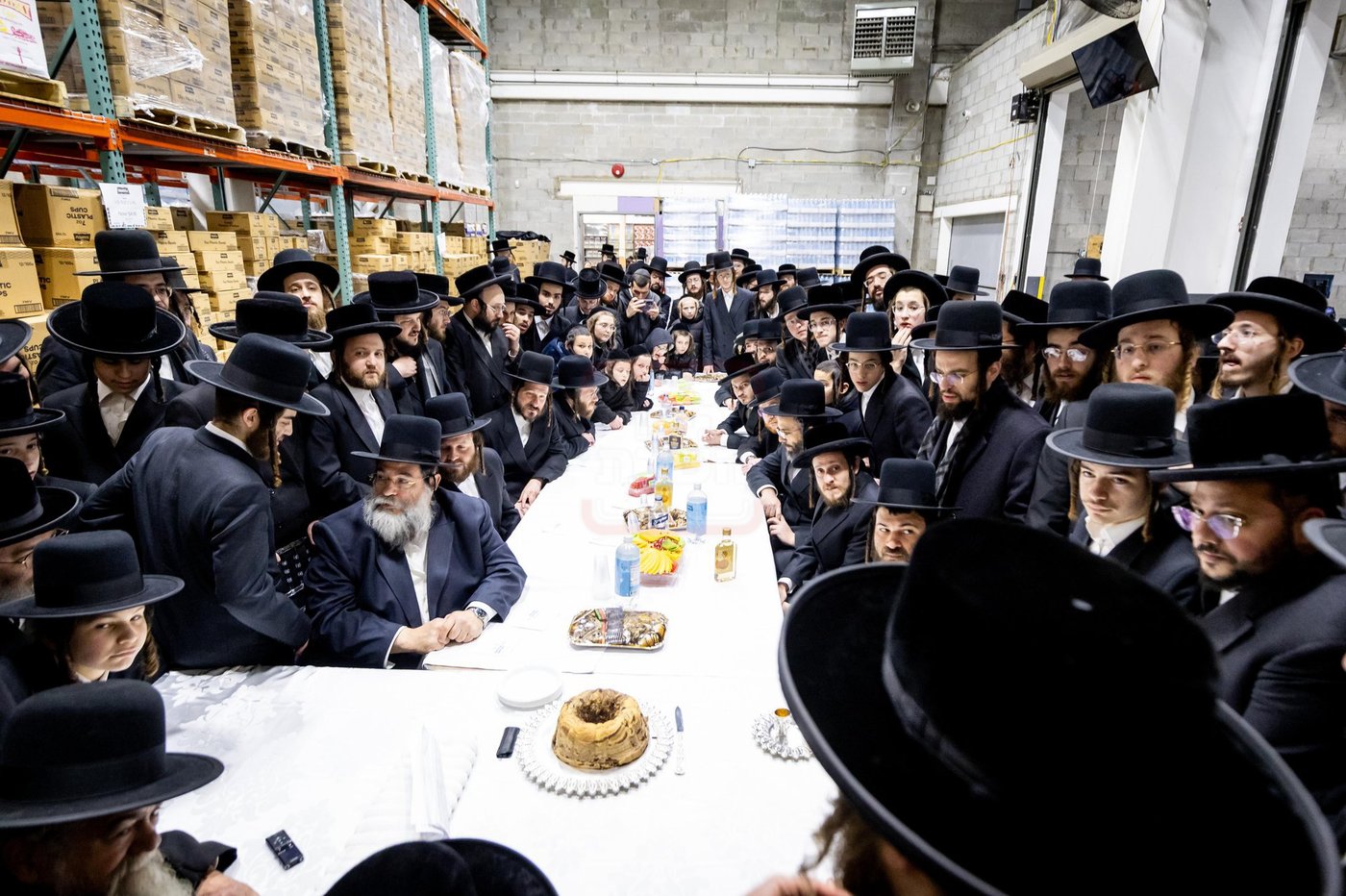 האדמו"רים מסאטמר בקביעות מזוזה בחנות החדש "מיטב" בוויליאמסבורג 