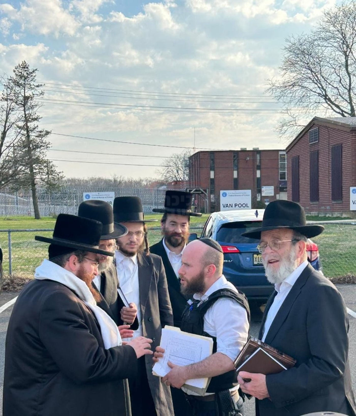 הרה"צ רבי חיים מאיר טווערסקי בביקור בכלא 'פורט דיקס'