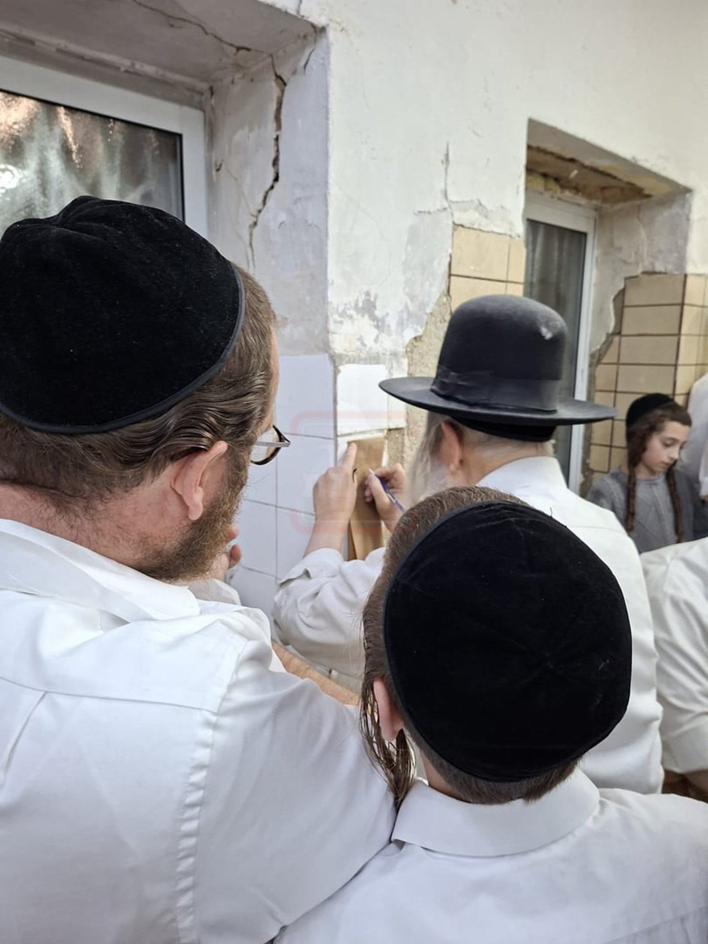 האדמו"ר מאמשינוב באפיית מצות 