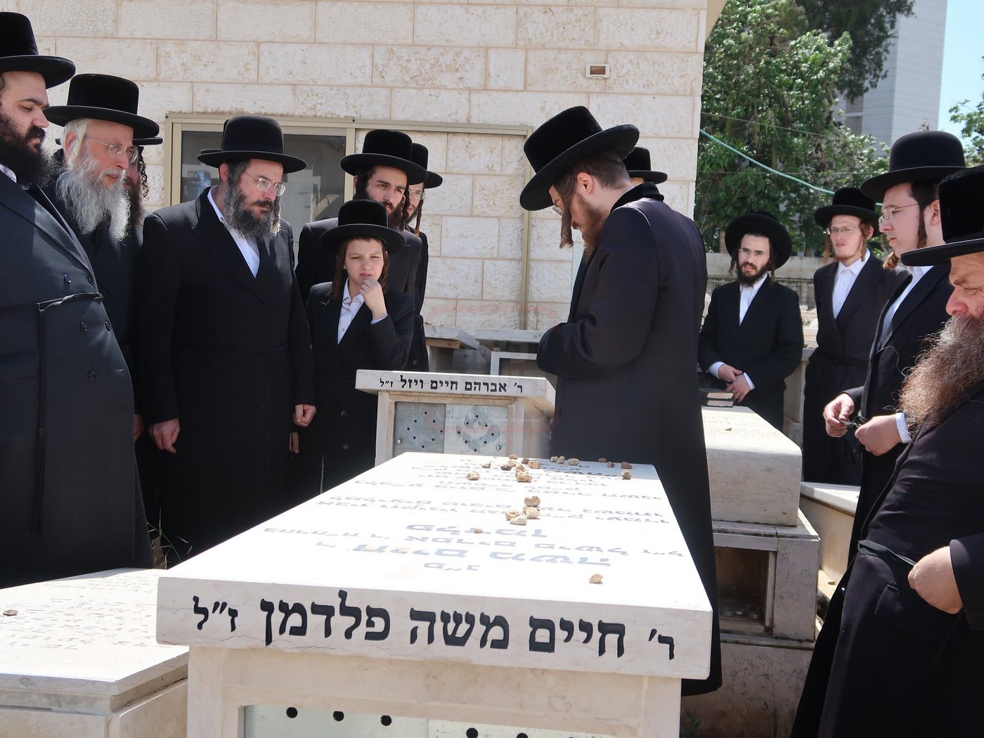 האדמו"ר מסאדיגורה בתפילה על ציון זקינו הרב חיים משה פלדמן ז"ל