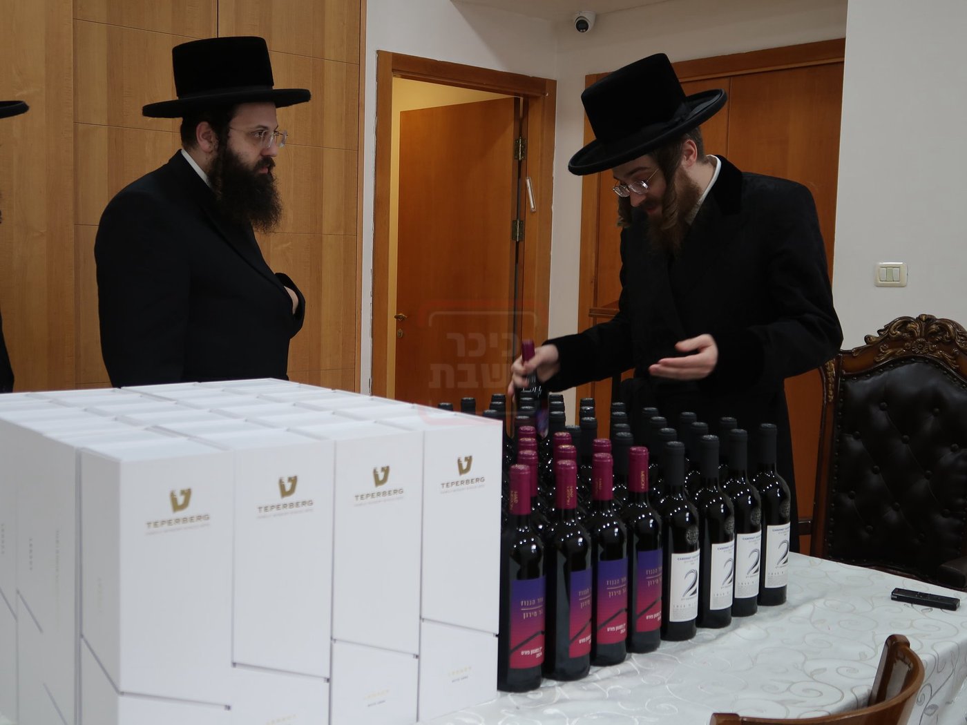 האדמו"ר מסאדיגורה מאציל ברכתו על היין לליל הסדר