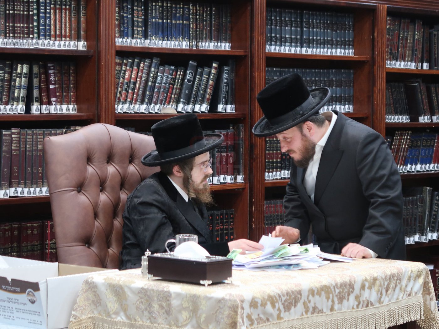 האדמו"ר מסאדיגורה בחלוקת מצות לקראת פסח