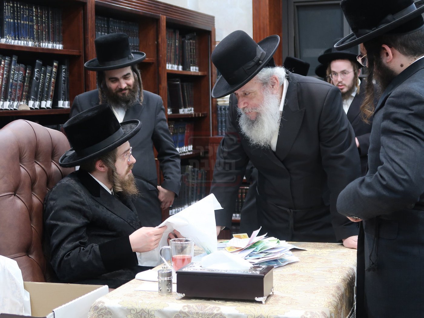 האדמו"ר מסאדיגורה בחלוקת מצות לקראת פסח