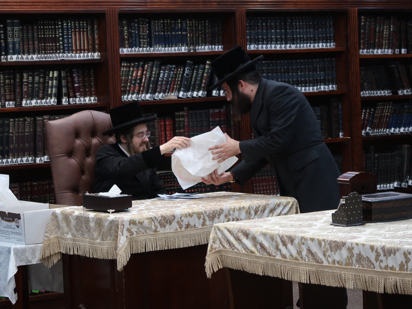 האדמו"ר מסאדיגורה בחלוקת מצות לקראת פסח