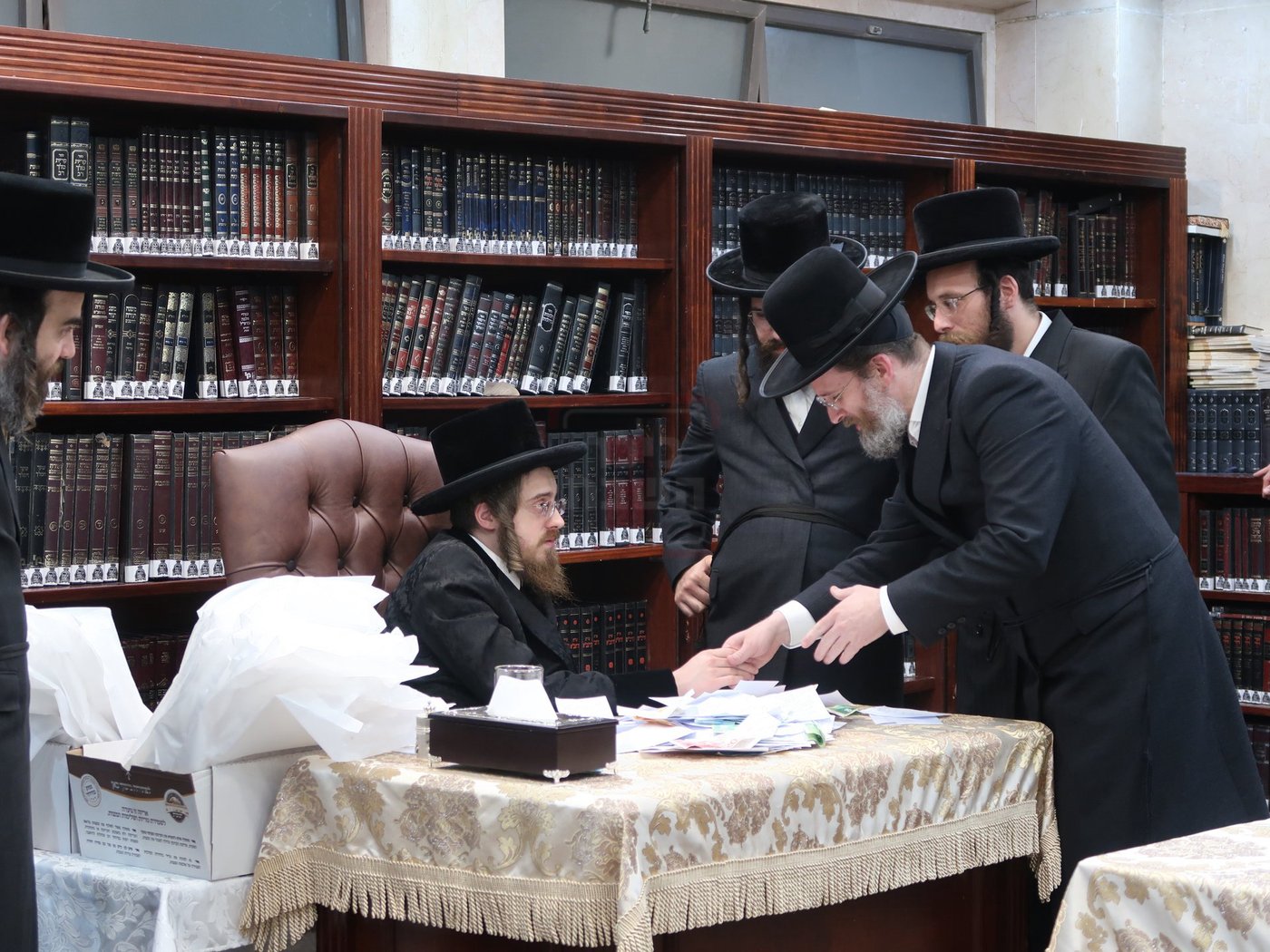 האדמו"ר מסאדיגורה בחלוקת מצות לקראת פסח