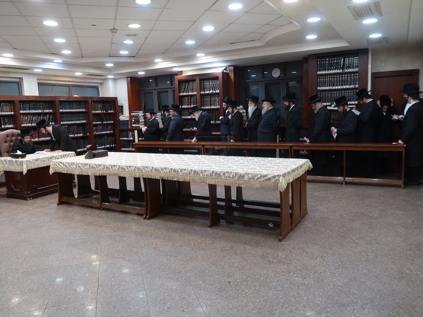 האדמו"ר מסאדיגורה בחלוקת מצות לקראת פסח