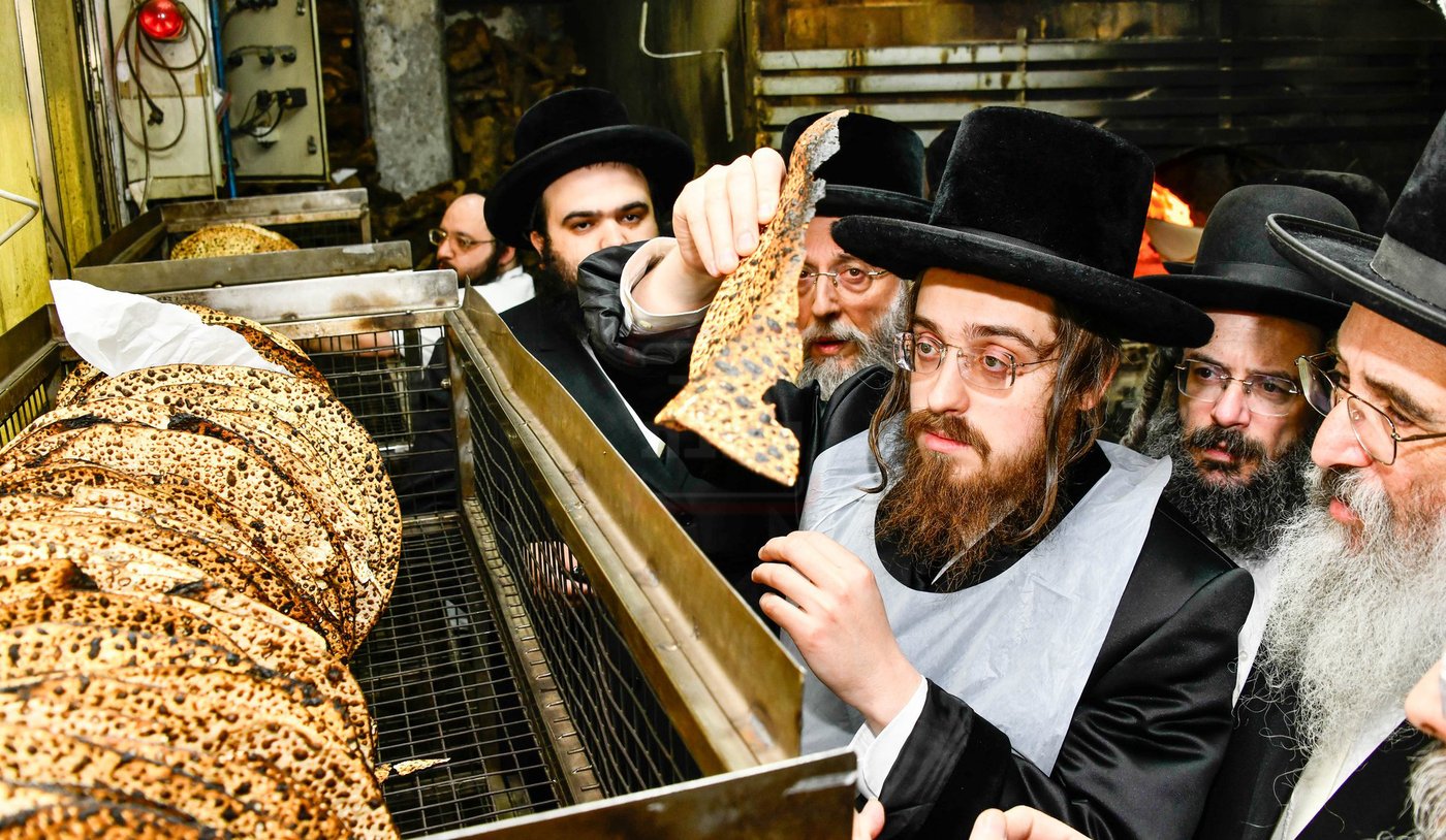האדמו"ר מסאדיגורה באפיית המצות 