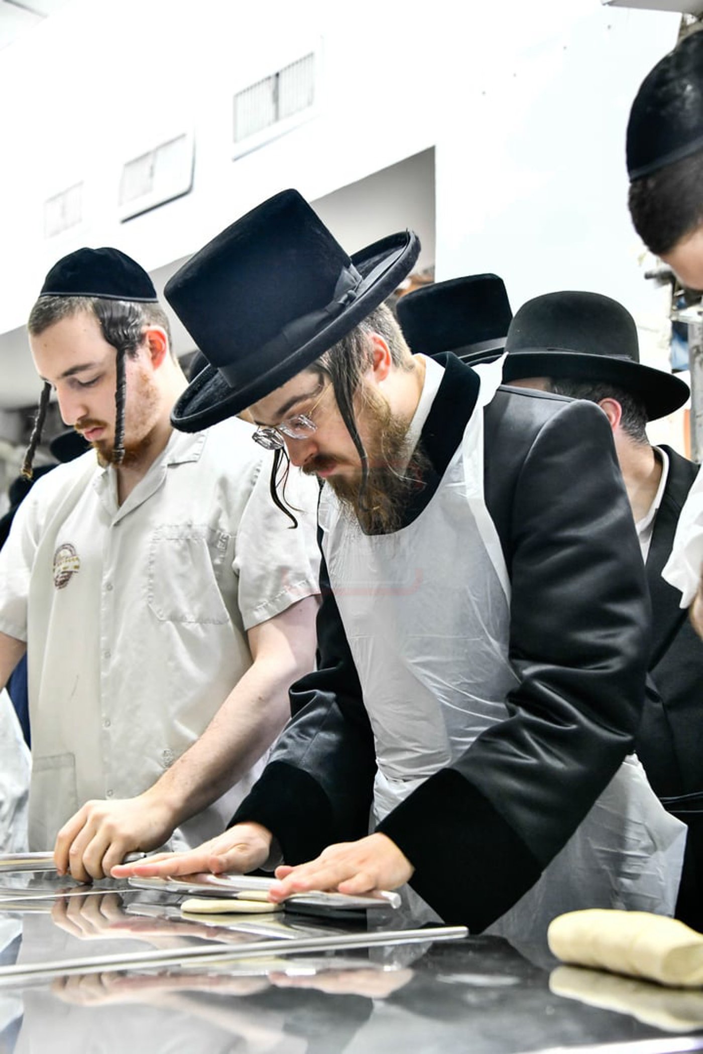 האדמו"ר מסאדיגורה באפיית המצות 