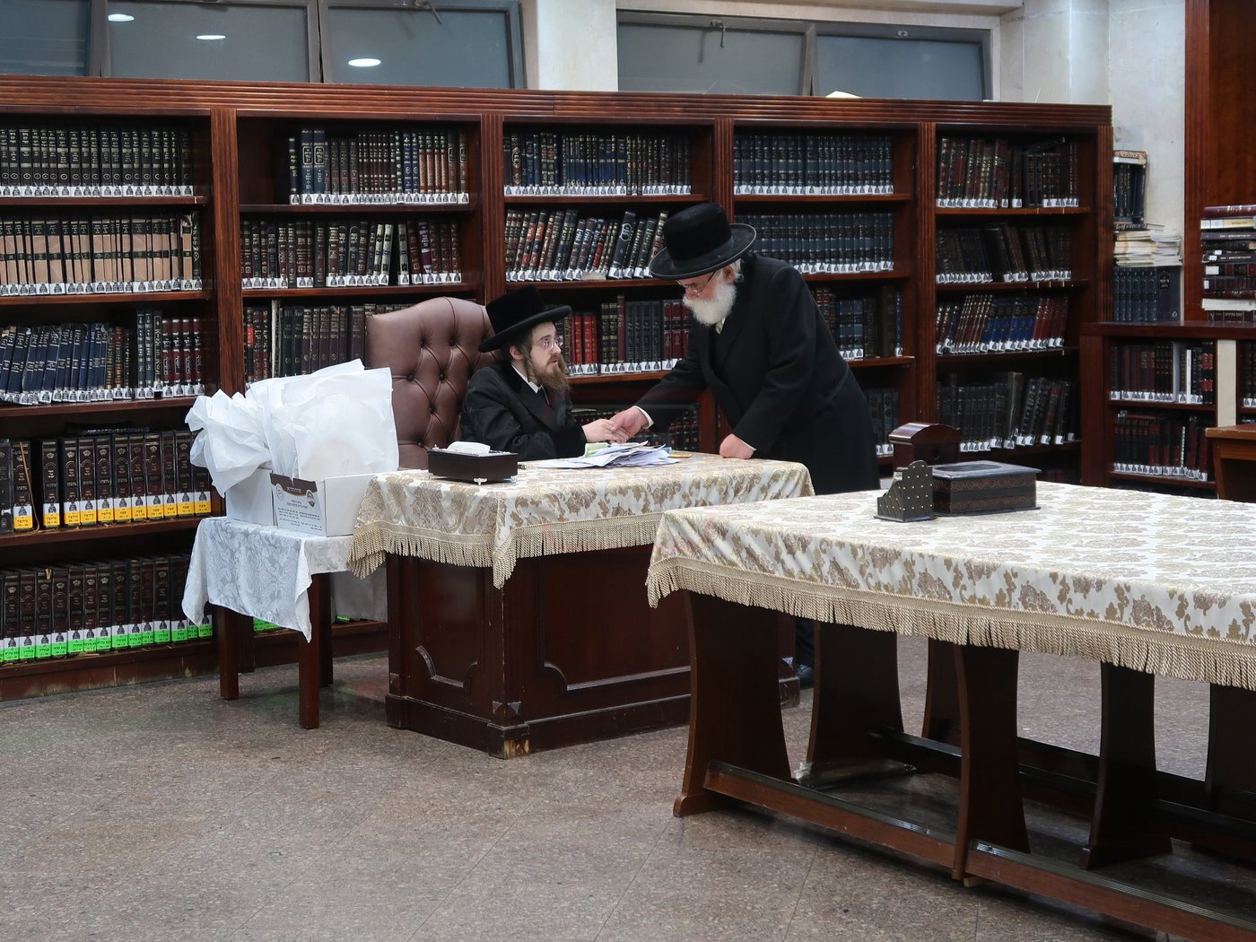 האדמו"ר מסאדיגורה בחלוקת מצות לקראת פסח