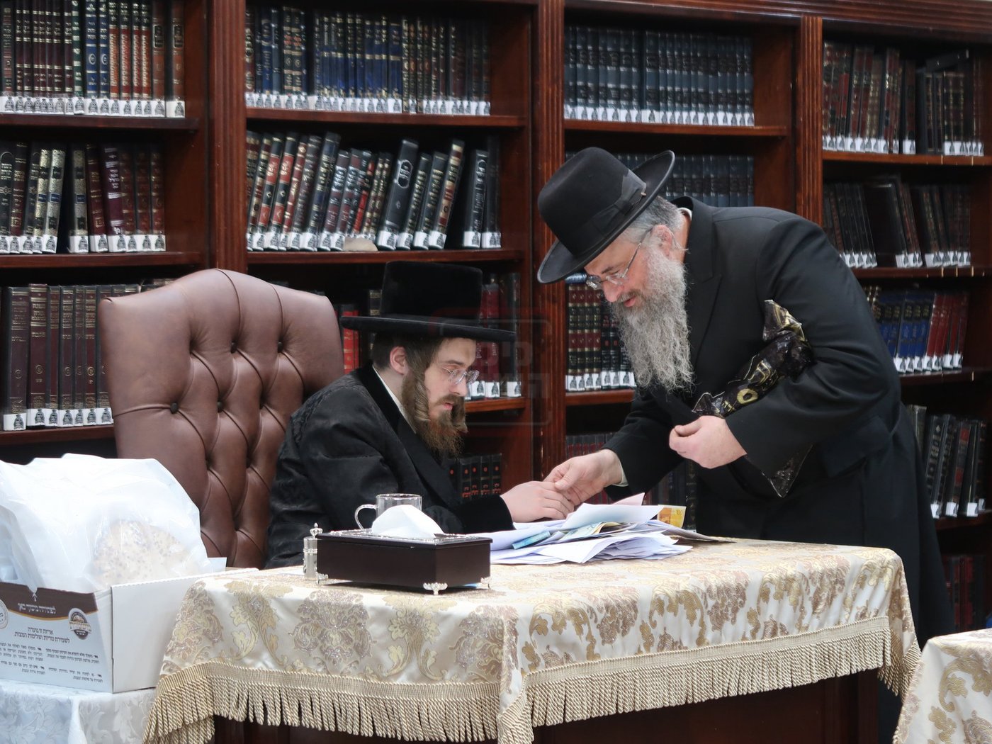 האדמו"ר מסאדיגורה בחלוקת מצות לקראת פסח