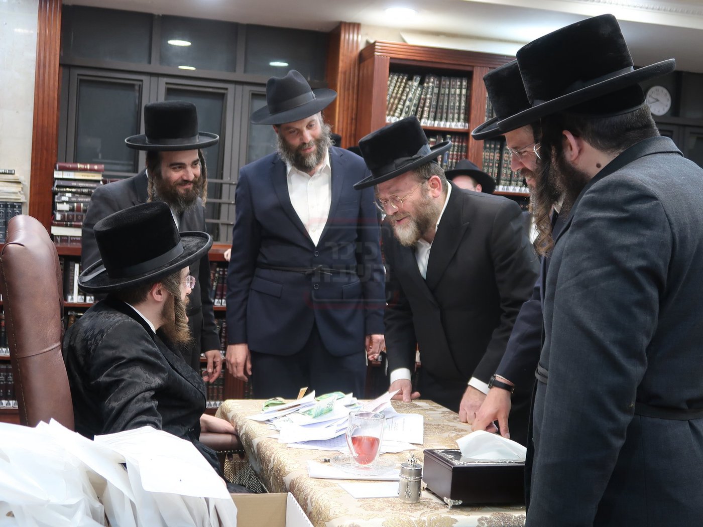 האדמו"ר מסאדיגורה בחלוקת מצות לקראת פסח