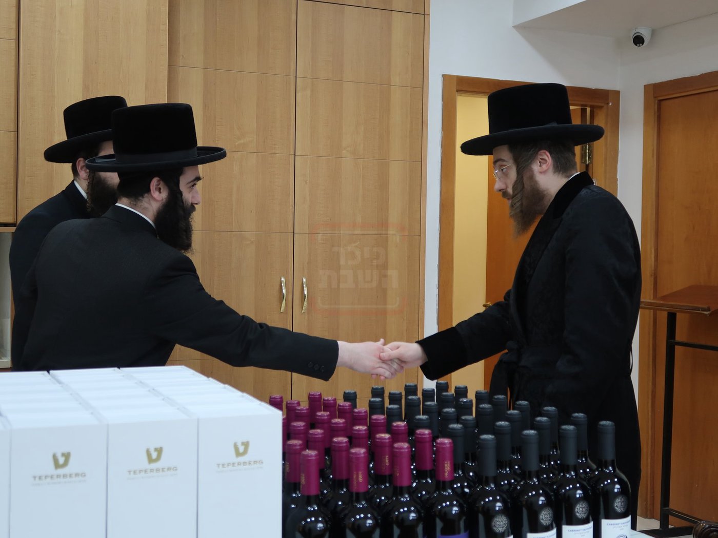 האדמו"ר מסאדיגורה מאציל ברכתו על היין לליל הסדר