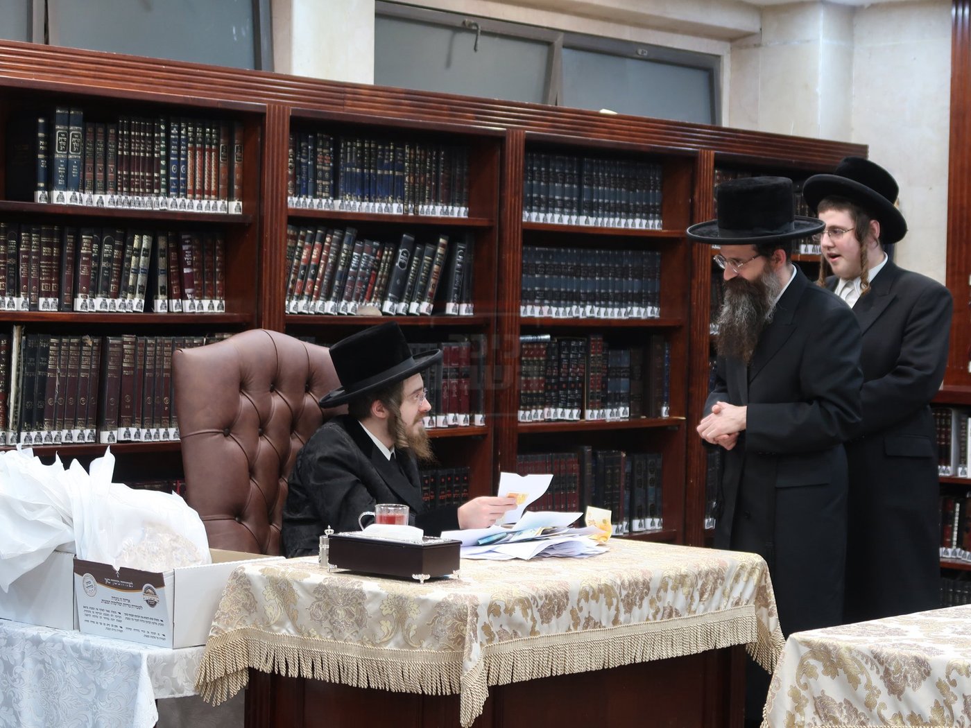 האדמו"ר מסאדיגורה בחלוקת מצות לקראת פסח