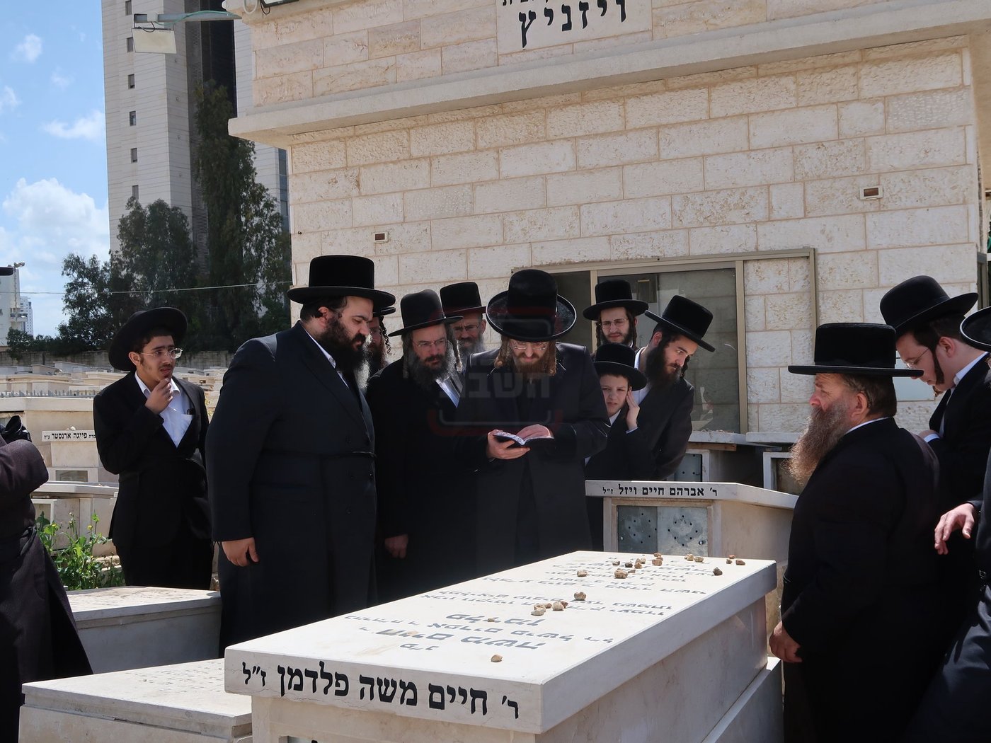 האדמו"ר מסאדיגורה בתפילה על ציון זקינו הרב חיים משה פלדמן ז"ל