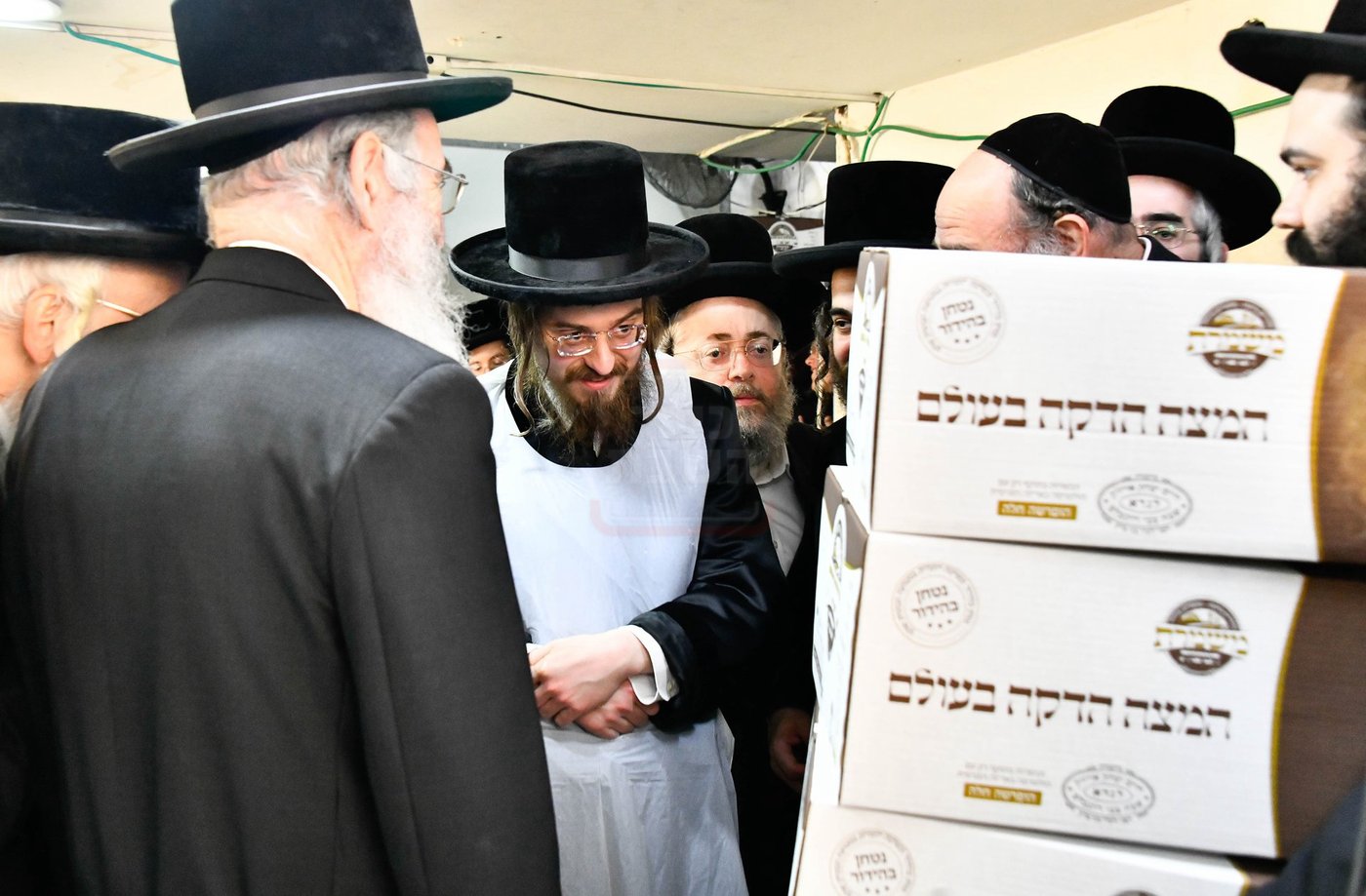 האדמו"ר מסאדיגורה באפיית המצות 