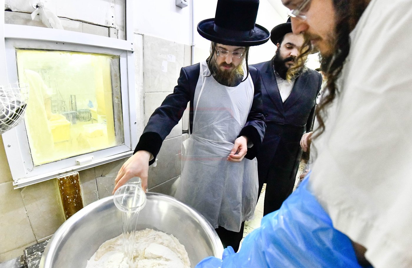 האדמו"ר מסאדיגורה באפיית המצות 