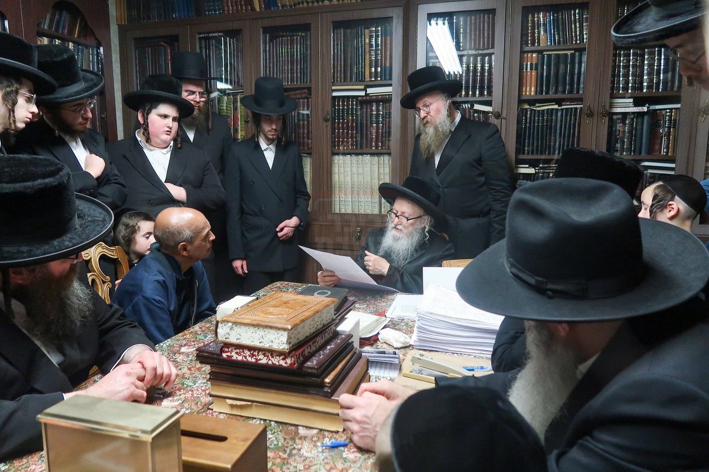 האדמו"ר מסערדאהעלי במכירת חמץ