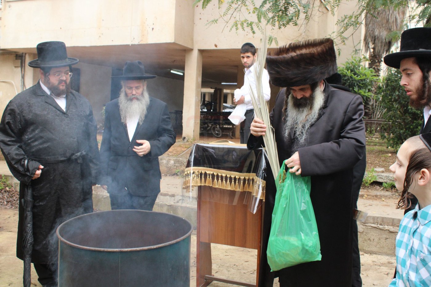 האדמו"ר מזוטשקא בשריפת חמץ