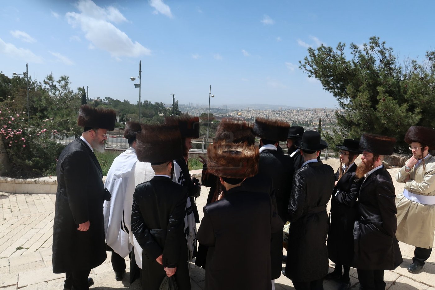 האדמו"ר ממבקשי אמונה בתפילה בהר הצופים