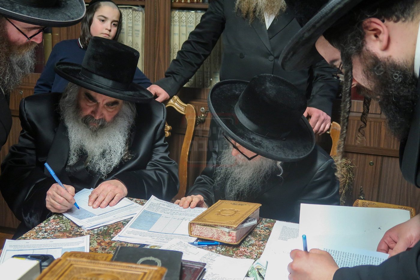 האדמו"ר מסערדאהעלי במכירת חמץ