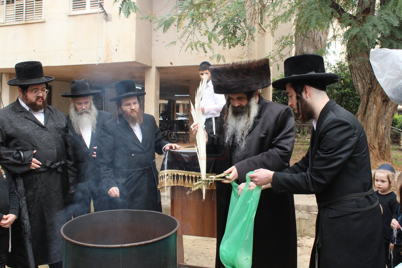 האדמו"ר מזוטשקא בשריפת חמץ