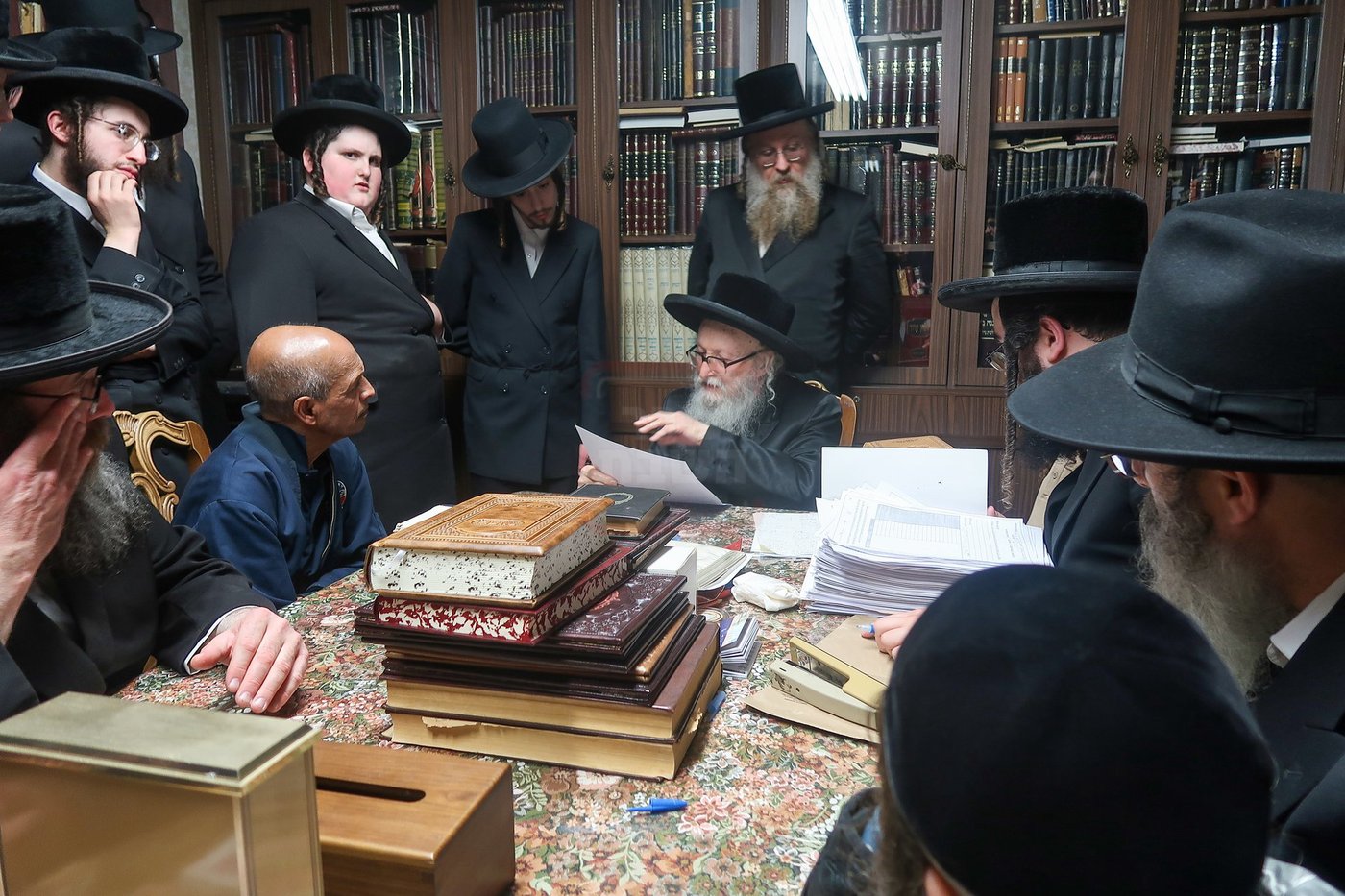 האדמו"ר מסערדאהעלי במכירת חמץ