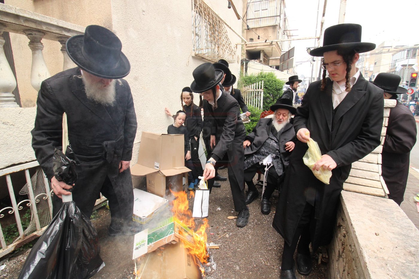 האדמו"ר מנאראל בשריפת החמץ