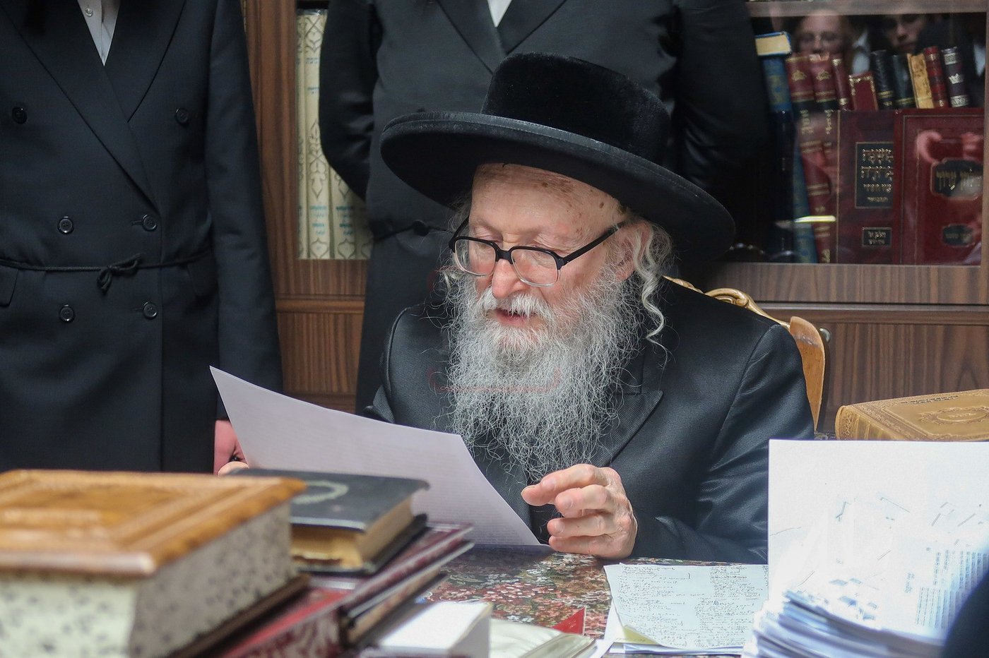 האדמו"ר מסערדאהעלי במכירת חמץ