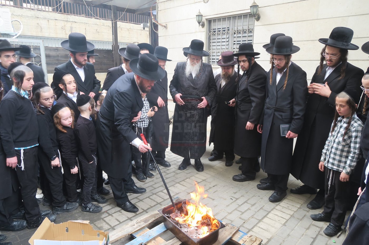 האדמו"ר ממודז'יץ בשריפת חמץ