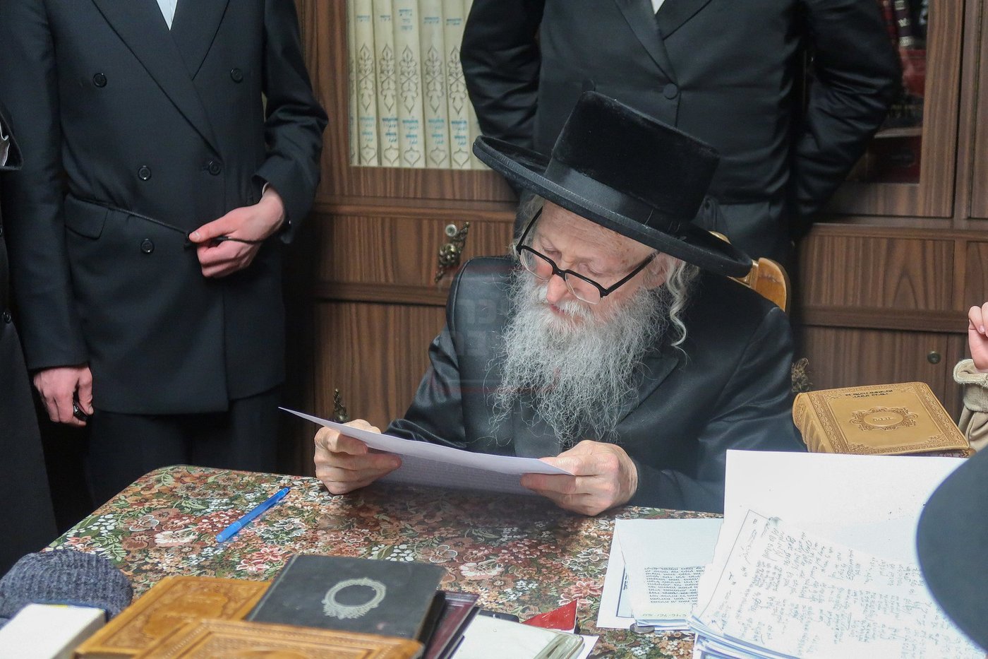 האדמו"ר מסערדאהעלי במכירת חמץ